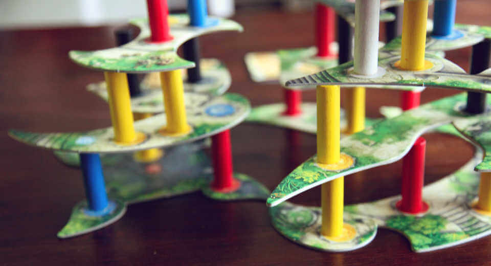 Floor by floor the tower grows when playing the Menara board game