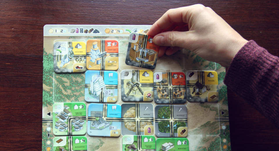 Building a city in the Neom board game
