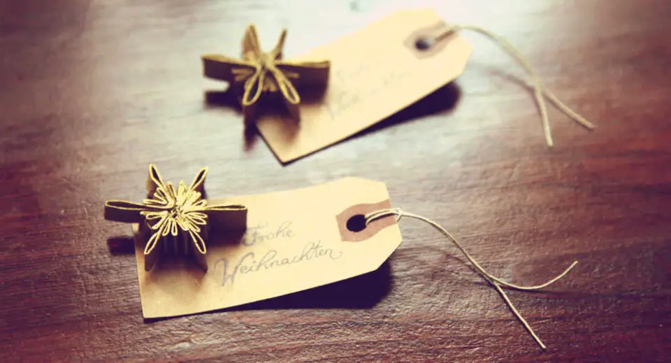 Weihnachtliche Geschenkanhänger selbst gestalten kann man mit einem Stern aus einer Klorolle.