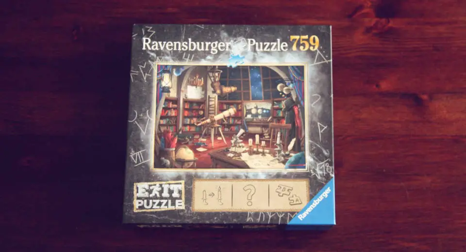 Das Exit Puzzle Sternwarte ist ein Escape Game für zuhause von Ravensburger, bei dem das Spielmaterial nicht verbraucht wird.