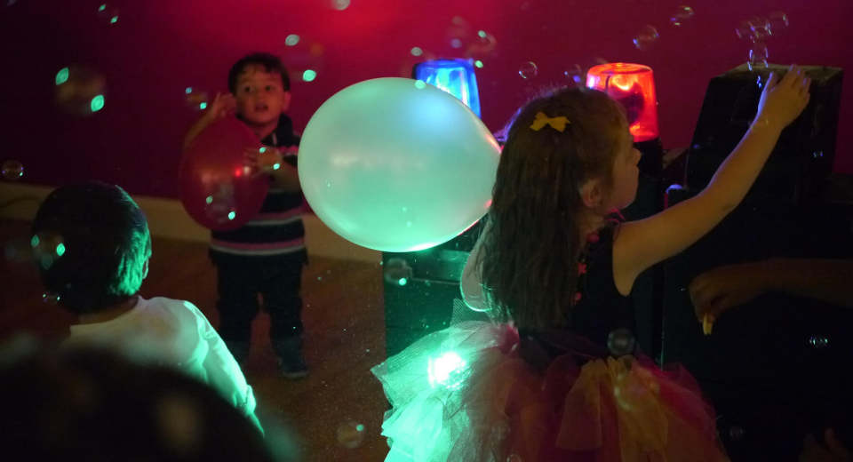 Luftballonspiele für Kinder sind ein Highlight beim Kindergeburtstag