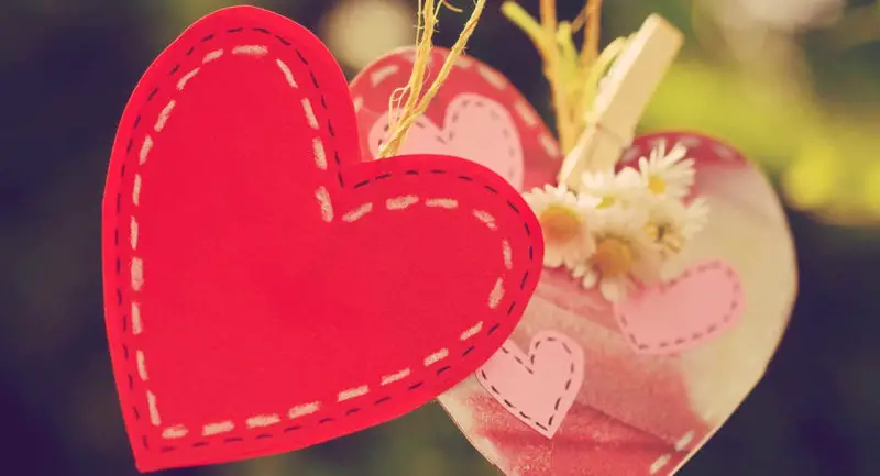 Romantic vouchers for your girlfriend are best made by yourself, e.g. in the shape of hearts. 