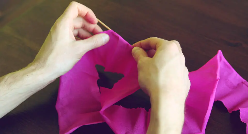 Um eine Rose mit DIY Gutschein zu basteln, benötigt man Krepppapier