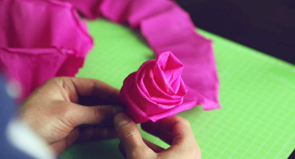 Für die Blüte der Rose mit DIY Gutschein wickelt man ein Kreppband auf