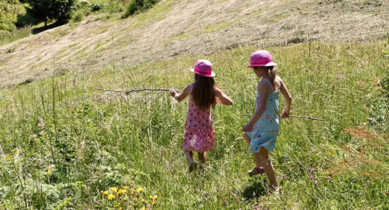 Aufgaben für eine Schnitzeljagd zum Kindergeburtstag – 2 Mädchen draußen