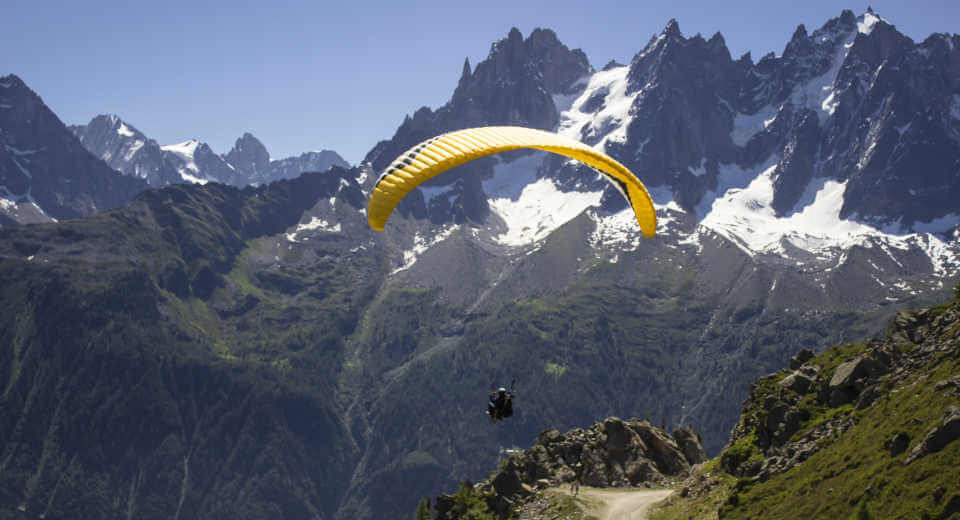 Ein Paraglider in den Bergen