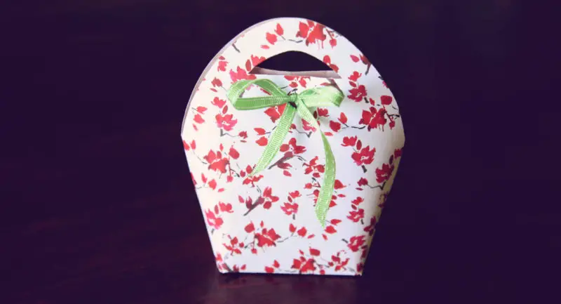 This is how to make a gift bag with motif paper and fabric ribbon. 