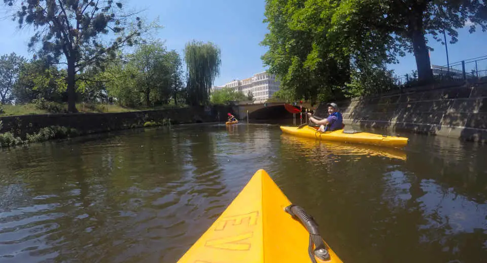 Kanutour durch Berlin – Blick aus dem Kanu