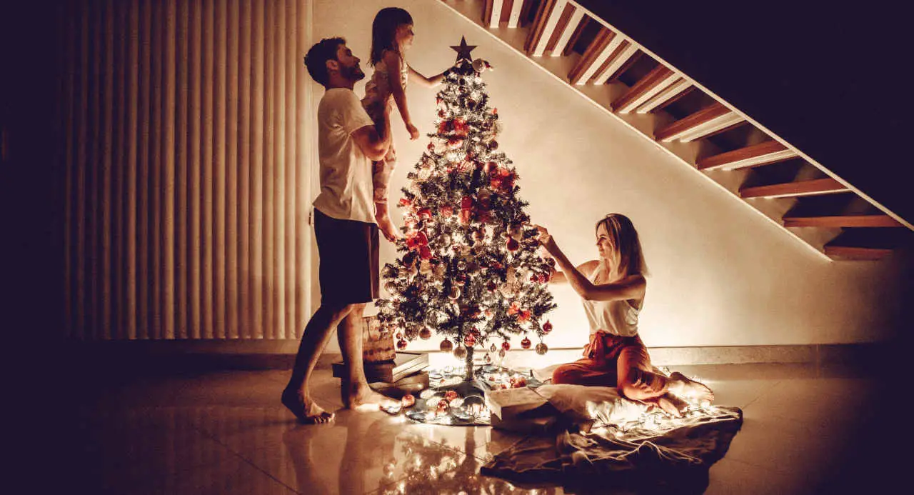 Weihnachtsbaum schmücken mit Kindern ist eine der schönsten Programmpunkte an Weihnachten.