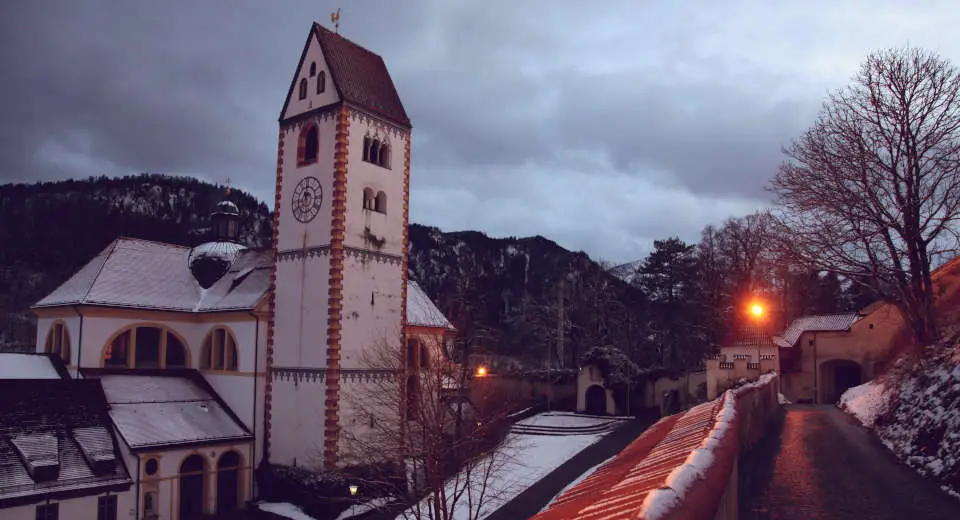 Die kleine Stadt Füssen ist abends mit Glück ein einsames Ausflugsziel im Allgäu