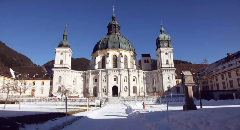 Kloster Ettal ist ein imposantes barockes Kloster und eines der Ausflugsziele in Oberbayern für Kulturinteressierte