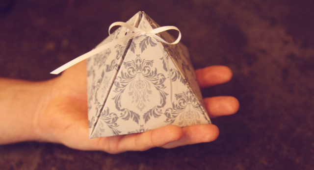 Eine Pyramiden-Geschenkbox basteln aus Motivkarton ist einfach