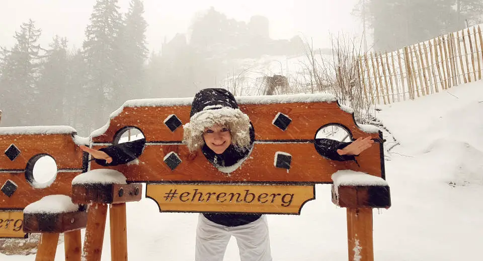 Pillory as a photo motif with the backdrop of Ehrenberg Castle