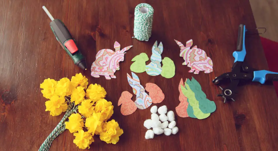 To make this DIY bunny garland all you need is some motif paper, crepe paper and cotton wool
