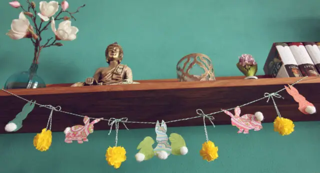 How to make a DIY bunny garland with pompoms as Easter decoration 