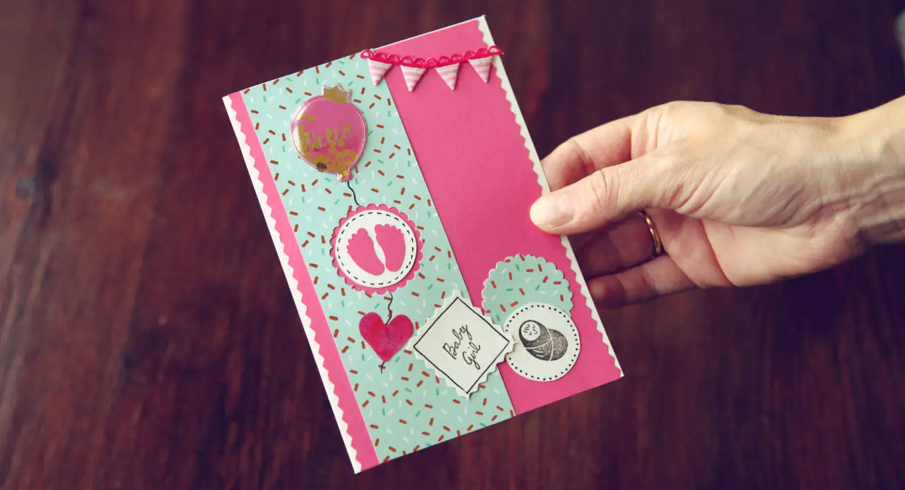 Babykarte basteln für ein Mädchen aus pinken und türkis-gemusterten Designpapier
