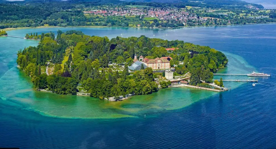 The southernmost excursion destination on Lake Constance is the flower island of Mainau