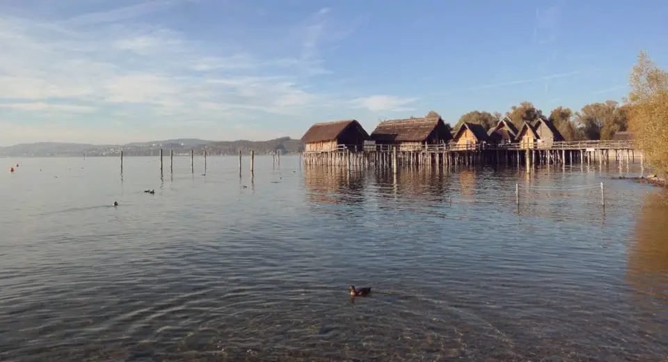 Eines der Ausflugsziele am Bodensee, die man nicht auslassen sollte ist das Pfahlbaumuseum in Unteruhldingen