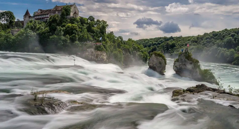 Der Rheinfall ist einer der spektakulärsten Wasserfälle Europas und ein schöner Tagesausflug vom Bodensee