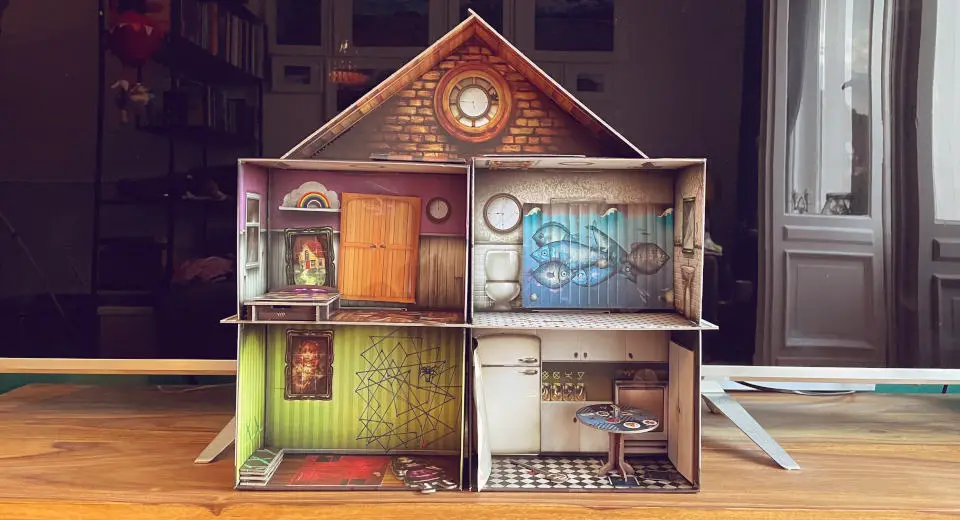 Das verfluchte Puppenhaus ist ein Escape Game für zuhause, bei dem ein dreidimensionales Puppenhaus bespielt wird.