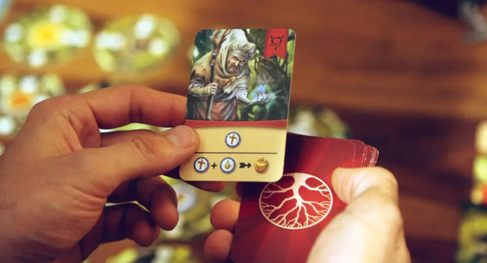 Beim Familienspiel Roundforest kommen Charakterkarten zum Einsatz, die einem dem Spielsieg näher bringen können oder aber ein handicap darstellen können.