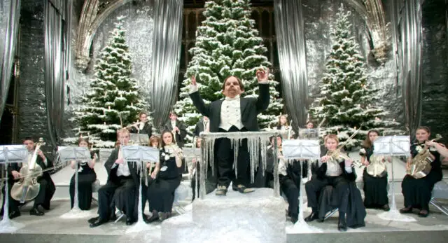 hnachten in Hogwarts: Professor Flitwick dirigiert den Schulchor bei Weihnachtsliedern