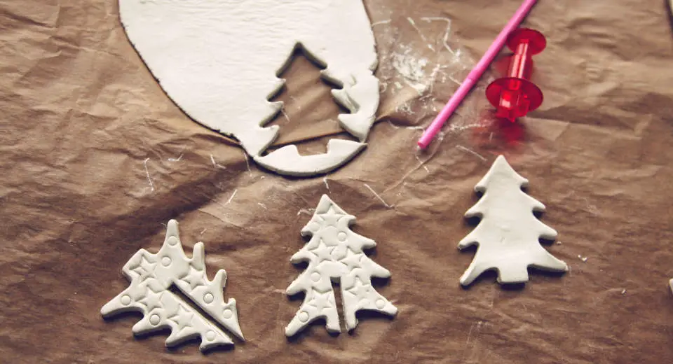 Make your own 3D Christmas stars as modelling clay Christmas decorations