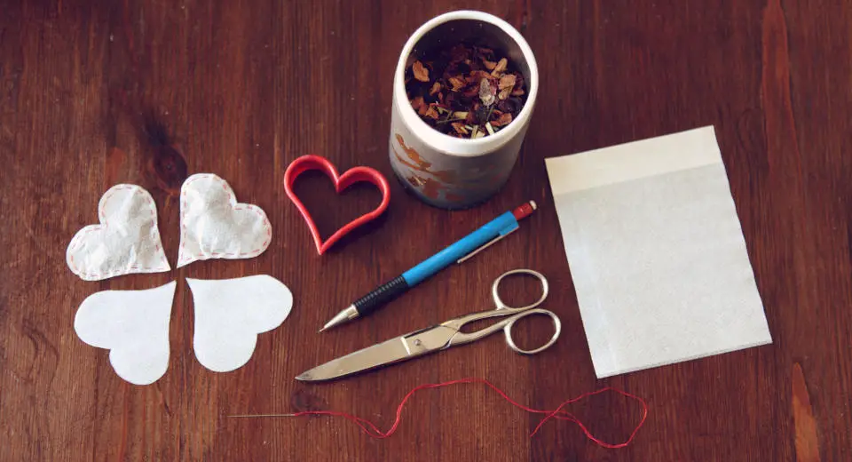 Um einen DIY Herz Teebeutel zu machen benötigt man losen Tee, einen Teefilter und Nadel und Faden