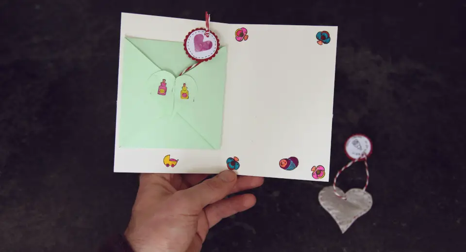 Gestalte die babykarte innen mit einer süßen Überraschung für die junge Mama