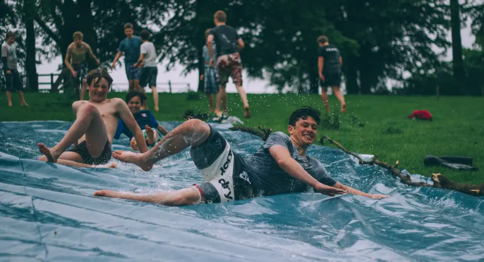 "Auch Teenager begeistern Wasserspiele mit Wasser, wenn genug Action dabei ist"