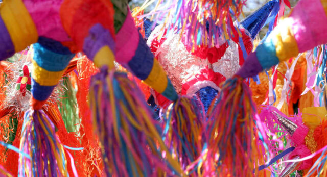 "Das Zerschlagen einer Piñata ist eines der beliebtesten traditionellen Weihnachtsfeier-Spiele in Mittelamerika."
