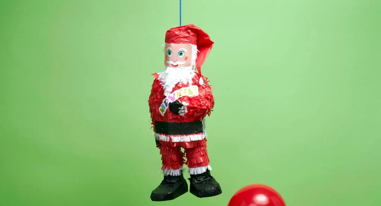 Eines der beliebtesten Weihnachtsfeier-Spiele in Mexiko sind Weihnachts-Piñatas.