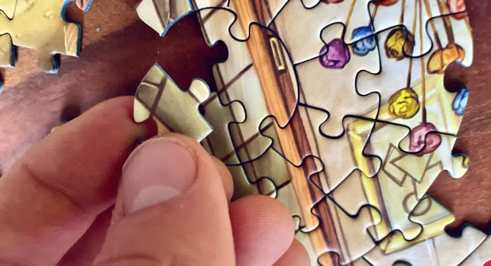 "Unusually shaped puzzle pieces increase the difficulty of assembling Escape Puzzle The Circle: Rome"
