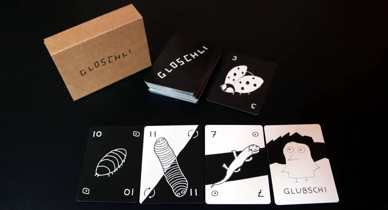 Das kultige Schweizer Kartenspiel Gloschli ist eine abwechlsungsreiche und originelle Mischung aus Spielen wie UNO und Memory.