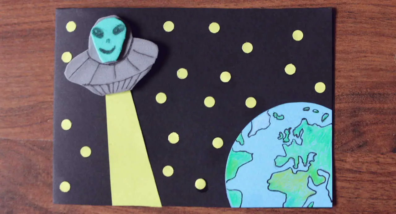 Craft a UFO card with alien on the way to Earth is quite simple, here is a DIY tutorial. 