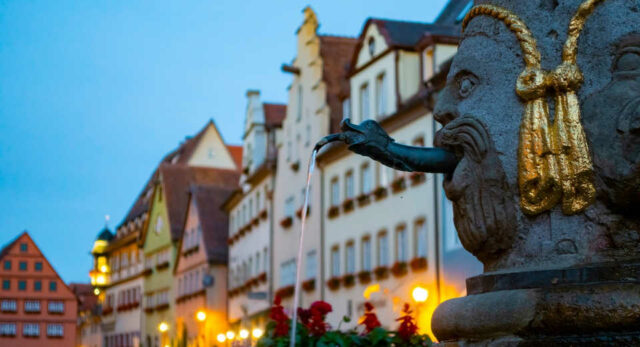 "In Rothenburg ob der Tauber gibt es viele schöne alte Brunnen."