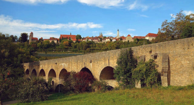 "Die Tauberbrücke, auch Doppelbrücke genannt gehört zu den wichtigsten Rothenburg ob der Tauber Sehenswürdigkeiten."