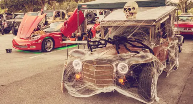 "Ein Klassiker der Halloween-Streiche für Draußen ist, ein Auto in künstliche Spinnweben einzuhüllen."