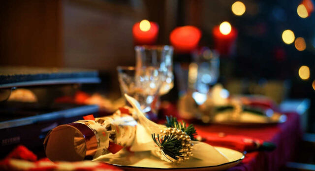 "Ein weihnachtliches Candle Light Dinner ist einer der romantischsten Weihnachtsausflüge für Paare."