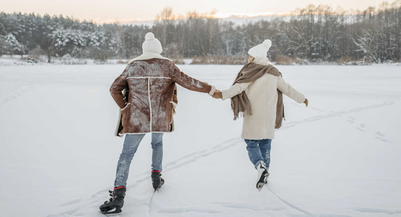 Ice skating together is one of the most romantic Christmas trips for couples. 