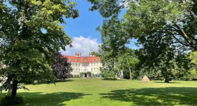 "Das Schloss Lübbenau mit seinem Schlosspark ist eines der Spreewald-Ausflugsziele, die man nicht auslassen sollte."