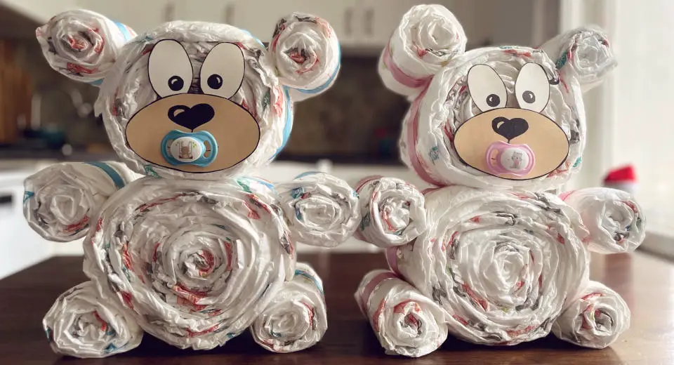 "Teddy bear diaper cakes as a gift for the birth of twins"