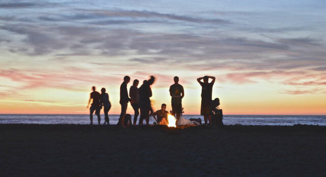 "Lagerfeuer-Spiele für Erwachsene machen am Strand besonders viel Spaß."