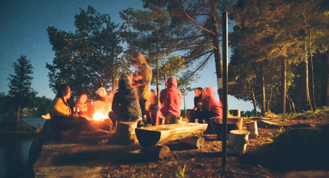 Lagerfeuer-Spiele für Erwachsene bieten großartige Unterhaltung und verstärken die magische Atmosphäre.