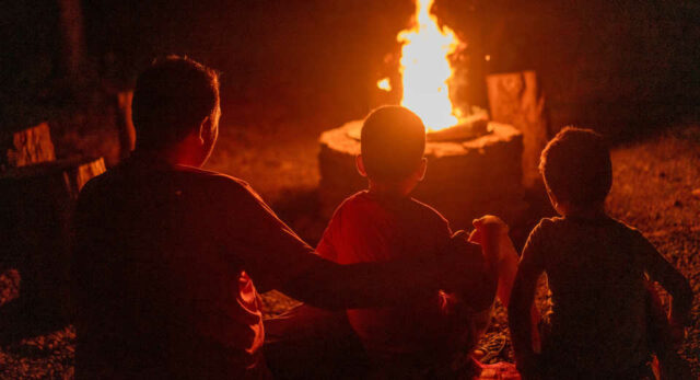 "Eines der abwechslungsreichsten Lagerfeuer-Spiele für Kinder ist ein Lagerfeuer-Quiz."
