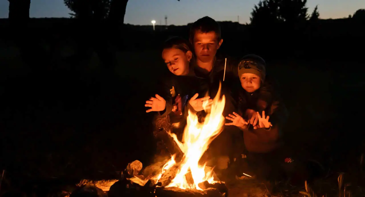 Lagerfeuer-Spiele für Kinder machen einen Camping-Abend zum unvergesslichen Erlebnis.